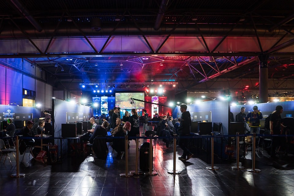 Symbolfoto Pixabay eSport eSports Event Aufführung Bühne Wettbewerb Tournament Wettkampf