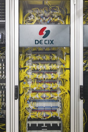 DE CIX Interconnection Plattform Patchpanel 292x438 1 DE CIX Interconnection Plattform Patchpanel 292x438 1