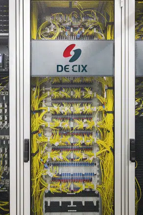 DE CIX Interconnection Plattform Patchpanel 292x438 1 DE CIX Interconnection Plattform Patchpanel 292x438 1
